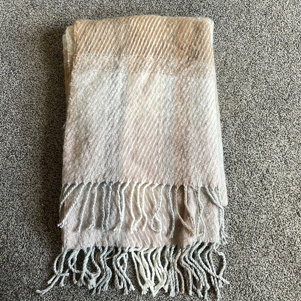Women’s Light colored neutral scarf